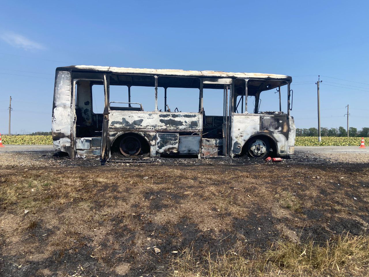 Рейсовый автобус сгорел на трассе в Брюховецком районе